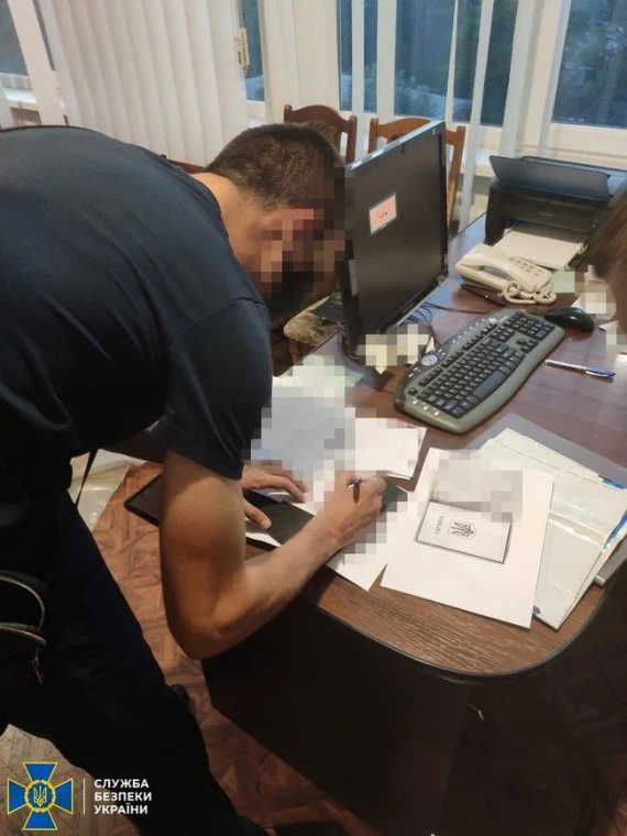 Спіймали податківців, які продавали особисту інформацію