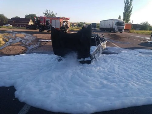 На трасі після зіткнення спалахнули легковики. Один водій згорів живцем