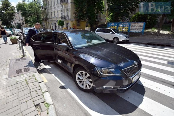 Урядове авто, на якому возять Шкарлета, паркується на пішохідному переході