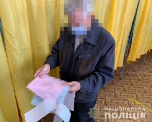 Чоловік поцупив з виборчої дільниці бюлетені