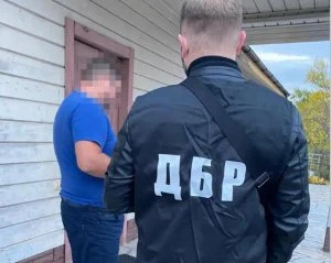 Працівника митниці викрили на махінаціях з автомобілями