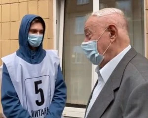На опитуванні Зеленського журналістка дорікнула пенсіонеру, що той продає майбутнє. Він сказав 