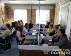 Шахраї організували мережу call-центрів і списували гроші з рахунків людей