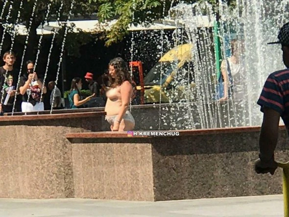 Гола жінка залізла у фонтан в центрі міста