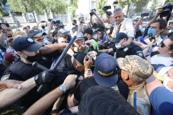 Мовний мітинг під Радою: сталися сутички з поліцією, люди розклали вогнище (онлайн)