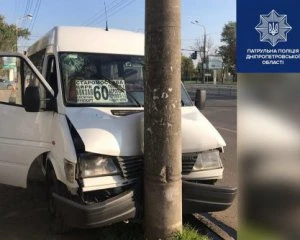 Водію маршрутки стало зле за кермом і він в'їхав у стовп