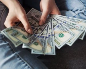 Повідомили, коли чекати зниження долара