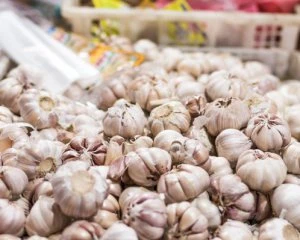 Чому в Україні масово продають китайський часник