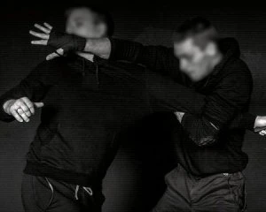 Батько відпрацьовував з сином прийоми самооборони і поранив його ножем