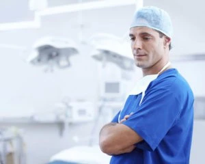 Медиків з підтвердженим Covid-19 просять продовжувати працювати