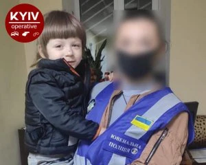 Батьки під час прогулянки покинули в парку 5-річну доньку