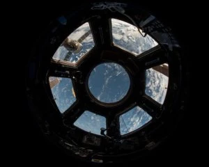 Витік кисню на МКС: космонавтам порадили залатати тріщину скотчем