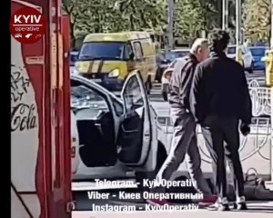 Водій на машині автошколи збив пішохода й вилетів з ним на узбіччя