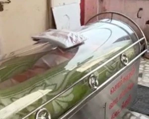 Поклали в морозильну камеру живого 