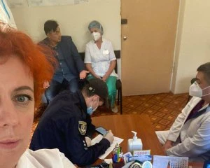 Поліцейські прийшли з обшуками в інфекційку, керівник якої йде на вибори