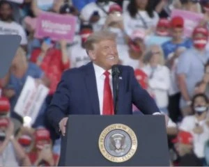 Хоче усіх розцілувати і почувається сильнішим - Трамп повернувся до передвиборчих мітингів