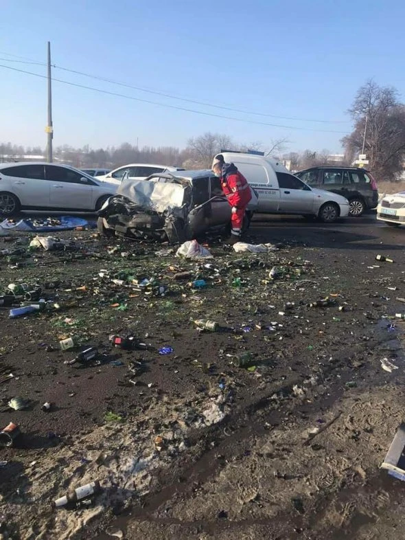 Розкидані пляшки та понівечені авто: в лобовому зіткненні загинула людина