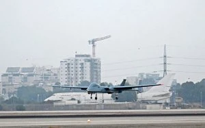 Вперше безпілотник виконав посадку в цивільному аеропорту: фото та відео