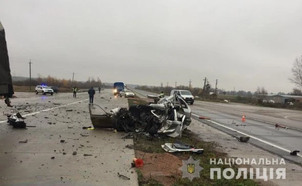 18-річний водій легковика в лоб влетів у вантажівку: кадри смертельної ДТП
