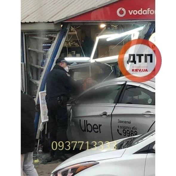 Автомобіль таксі вчавив 3 чоловіків у сигаретний кіоск: кадри смертельної ДТП