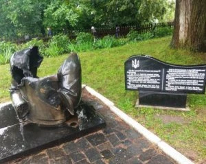 Підірвали пам'ятники Бандері й Коновальцю