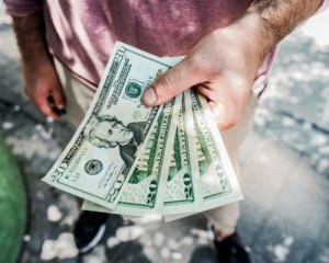 Українці кинулися скуповувати долари
