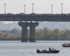 На столичному мосту Патона знову прорвало трубопровід