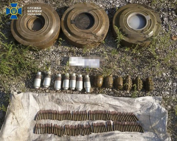 У напівзруйнованій будівлі знайшли сховок з вибухівкою