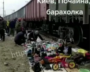 Торгують на коліях: небезпечна барахолка у Києві шокувала мережу