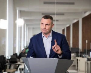 Covid-хворі продовжують ходити на роботу. Обурений Кличко звернувся до уряду