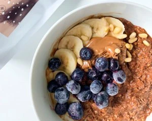 Смачний сніданок: шоколадна каша з фруктами