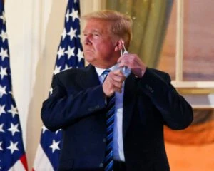 Готовий поділитись кров'ю: Трамп вперше після лікарні вийшов на публіку