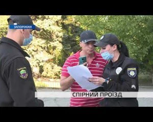 Чоловік гарчав і кусав поліцейських