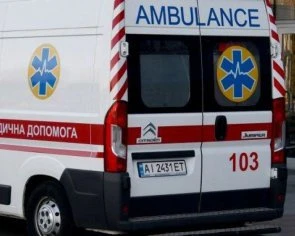 Невідомі привезли хворого чоловіка до сміттєвого баку і залишили помирати