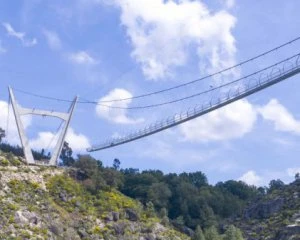 Найдовший підвісний міст у світі відкриють у Португалії