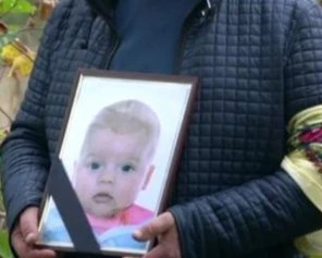 Розповіли про чоловіка, який повісив 1,5-річного сина й укоротив собі віку