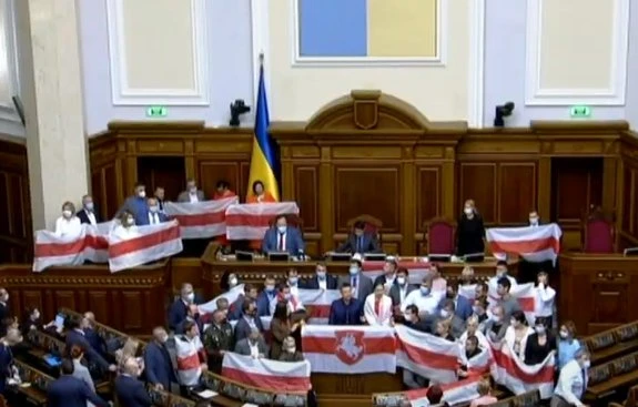 Депутати вирішили підтримати білорусів біло-червоно-білими прапорами. ОПЗЖ влаштувала провокацію