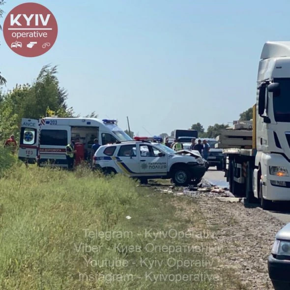На трасі зіткнулися вантажівки й машина поліції: перші кадри з місця ДТП