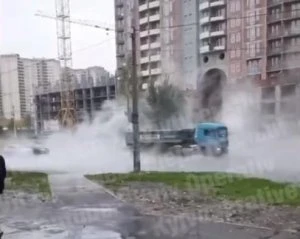 Вулицю Києва затягло парою. Окріп тече узбіччями й трасою