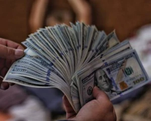 Долар стрімко подешевшав