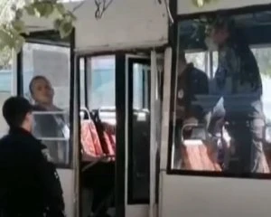 За відсутність маски пасажира оштрафували та силою виштовхали з автобуса