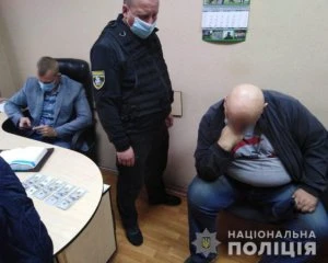 Іноземець поширював порнографію і намагався підкупити поліцейського