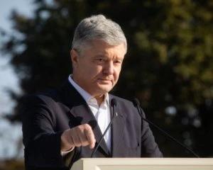 Коронавірус: Порошенка госпіталізували з запаленням легень