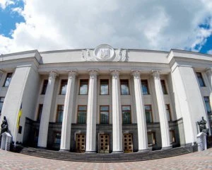 У Раді коронавірус виявили у 75 осіб, одна співробітниця померла - ЗМІ