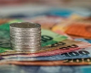 Небанківські установи: куди українці несли гроші під час карантину