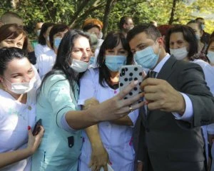 Зеленський більше їздить країною перед виборами - дослідження