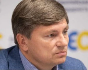 ЄС вимагає скликати сесію парламенту через розкрадання коронавірусного фонду