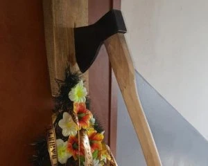 Підкладали похоронні квіти і погрожували: у чоловіка вимагали гроші