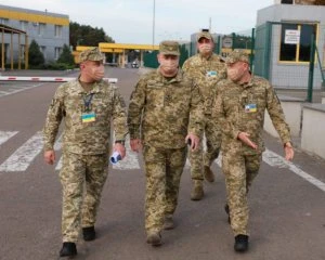 На кордоні з Польщею утворилася величезна черга з вантажівок: що трапилося