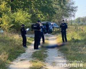 Під Києвом на дорозі знайшли труп чоловіка з кулею в животі